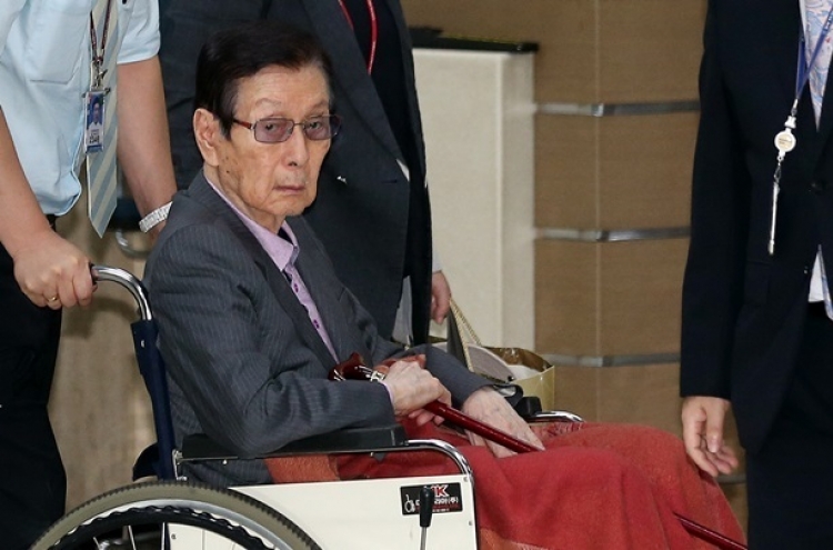 Lotte founder’s 3rd wife, daughter own 7% stake in Lotte Holdings