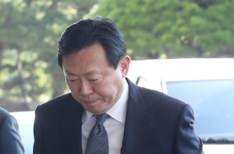Prosecutors seek warrant to arrest Lotte Group chairman over corruption