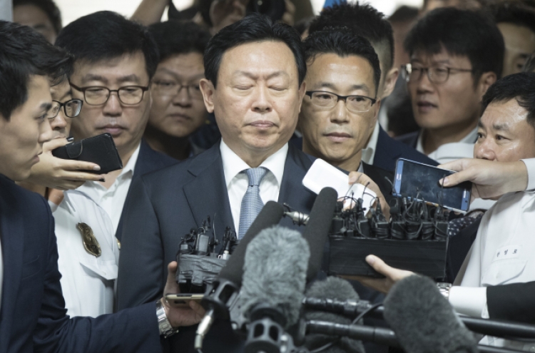 Lotte chairman appears in court for review of arrest warrant