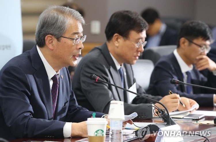 Gov't urges financial firms' boards to act on pay reform