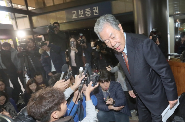 Choi Soon-sil returns, vows to attend prosecutorial questioning