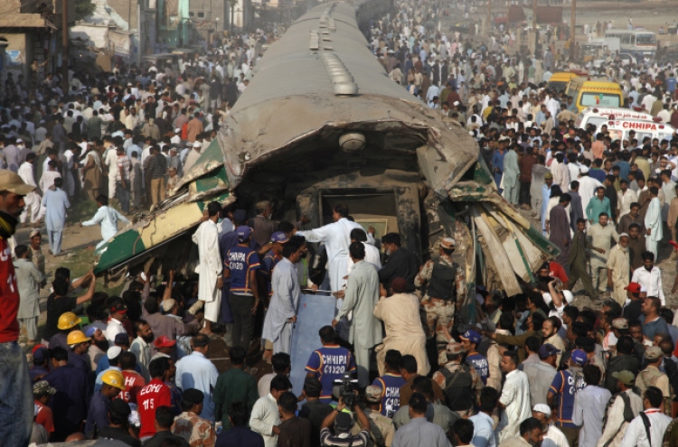 21 dead, dozens injured as Pakistan trains collide