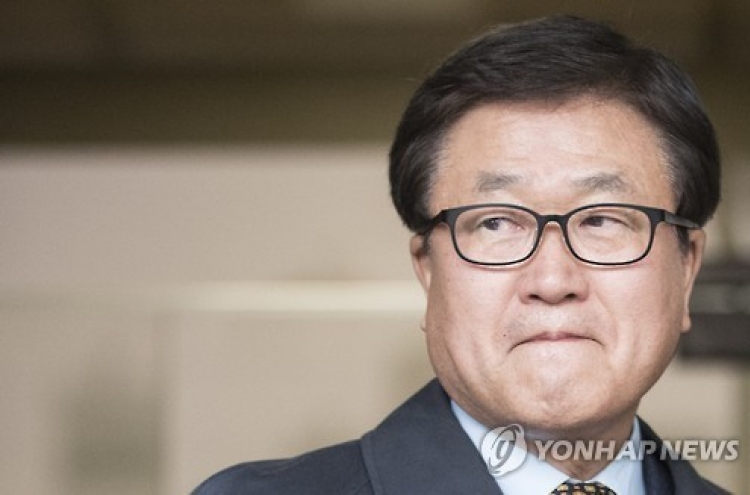 Tycoons questioned over alleged secret meetings with President Park