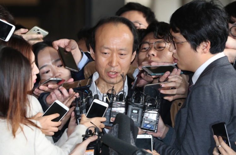 2 ex-aides questioned as probe zeroes in on Park