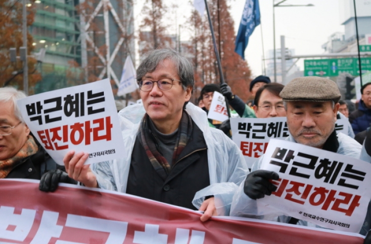 Professors unite against President Park