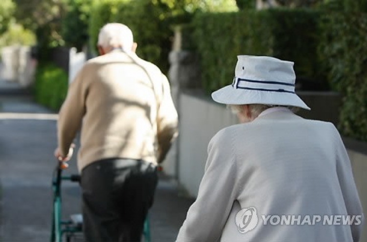 Half of elders in poverty live alone: report