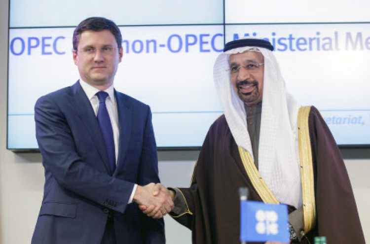 Non-OPEC oil states agree to cuts in 'historic' deal