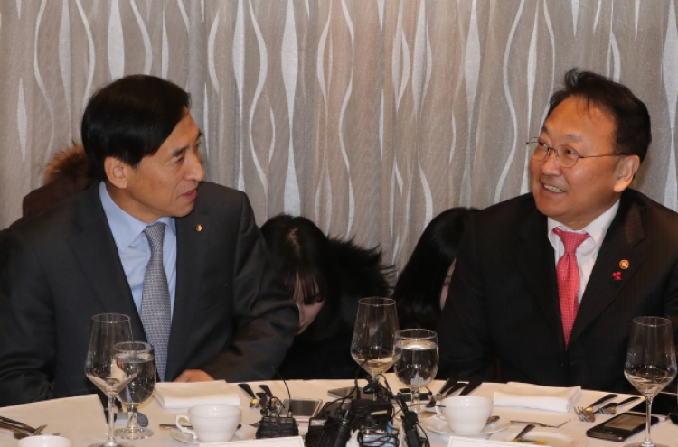 Finance minister, BOK chief vow to tackle market uncertainties