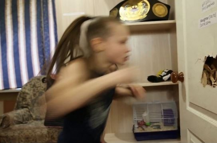 문 박살내는 9세 복서 소녀...'소나기 펀치'