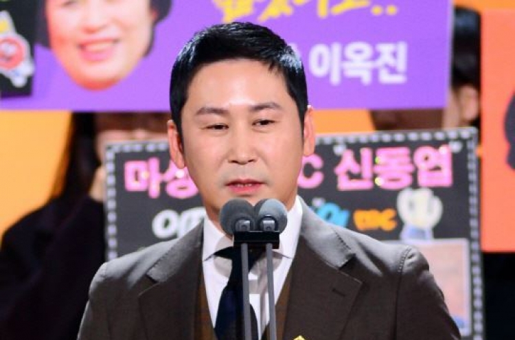 Shin Dong-yup, Lee Kwang-soo nab top entertainment prizes