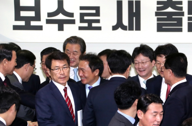 Saenuri party splits as anti-Park lawmakers leave