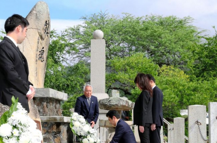 Japan's Abe visits Pearl Harbor without issuing new apology