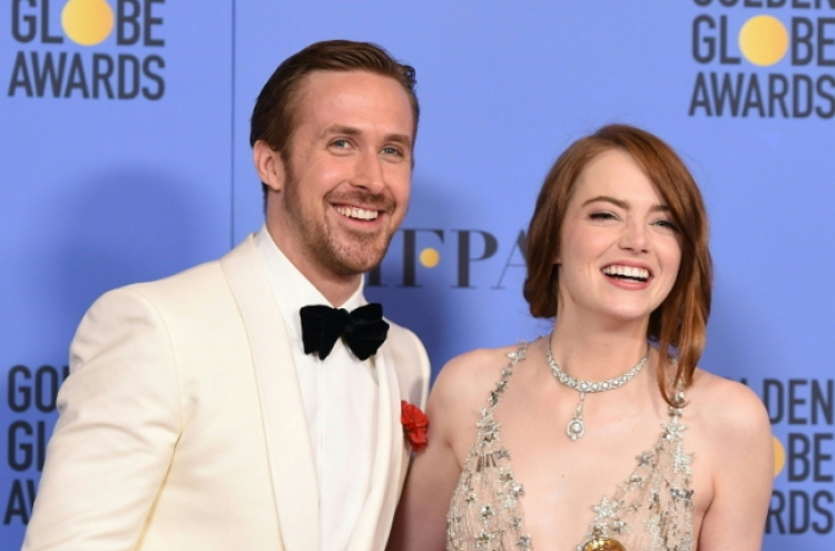 ‘La La Land’ waltzes to huge victory at Golden Globes