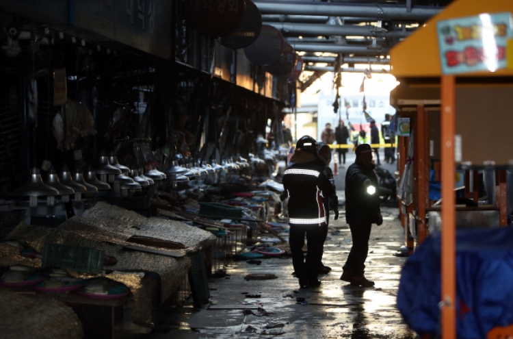 Fire engulfs fish market in Yeosu