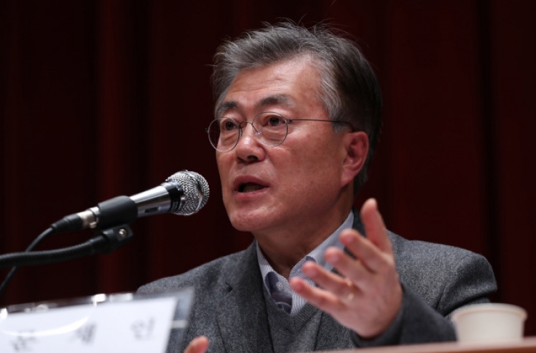 Moon continues to lead poll despite fall