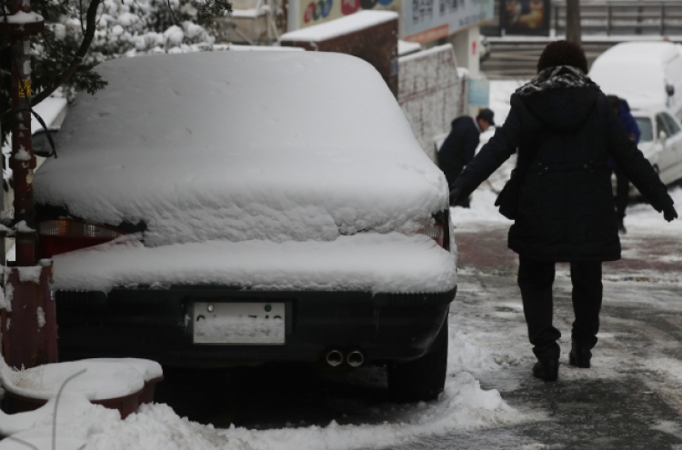 Heavy snow leads to traffic jams in Korea