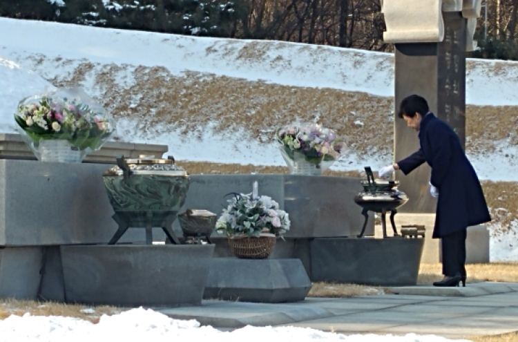 Impeached President Park visits parents’ graves at Seoul cemetery