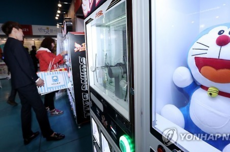 Slowing economy lures young Koreans to claw machines
