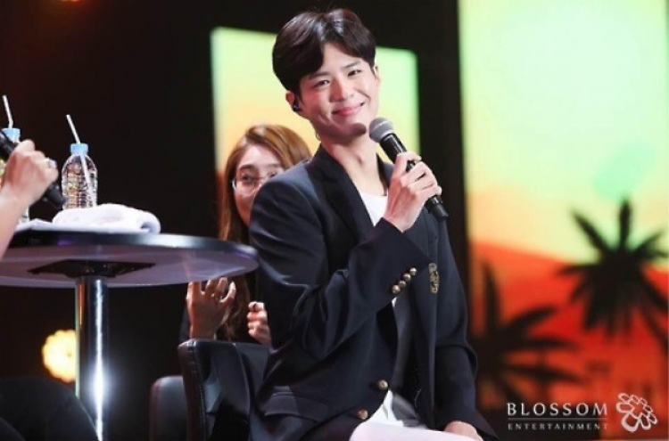 Actor Park Bo-gum greeted by 4,000 fans in Thailand