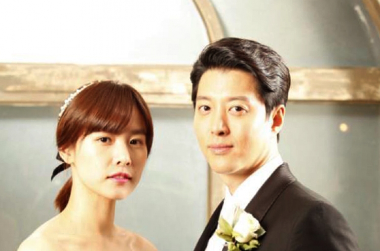 Actors Lee Dong-gun, Cho Youn-hee dating