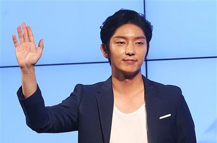 Actor Lee Joon-gi belts out songs for Singaporean fans