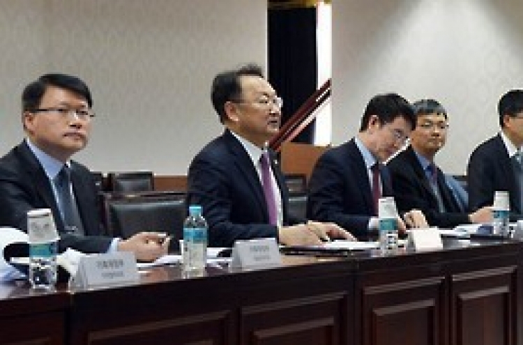 Finance minister holds meeting with experts on THAAD issues