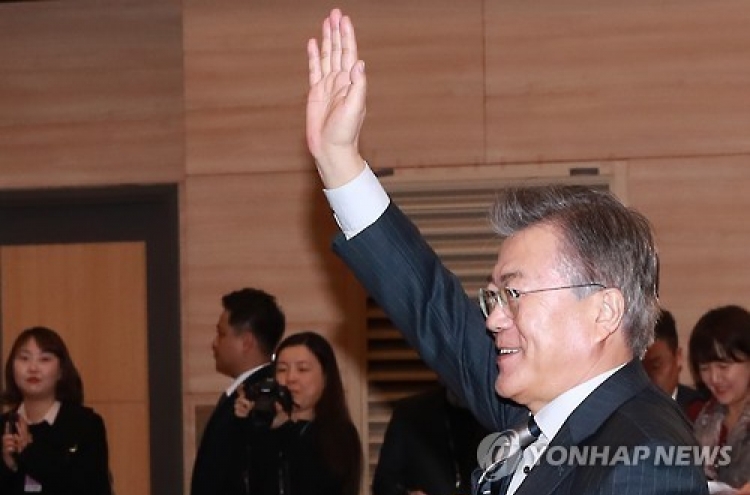 Moon widens lead after acting president bows out