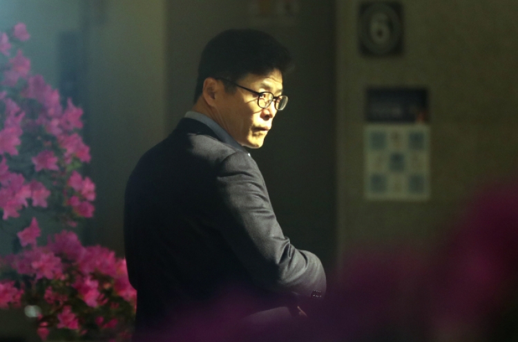 Prosecutors summon SK execs in Park’s graft probe