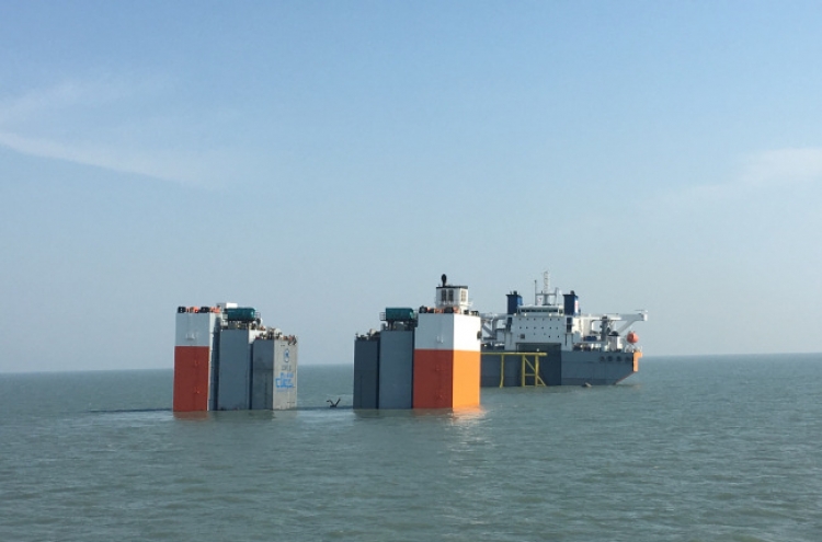 [From the Scene] Final preparations underway to lift sunken Sewol ferry