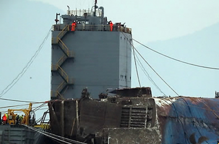 Salvage effort to raise Sewol ferry enters critical phase
