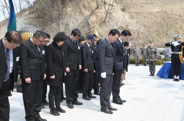 Political parties pay tribute to fallen soldiers on anniv. of warship sinking