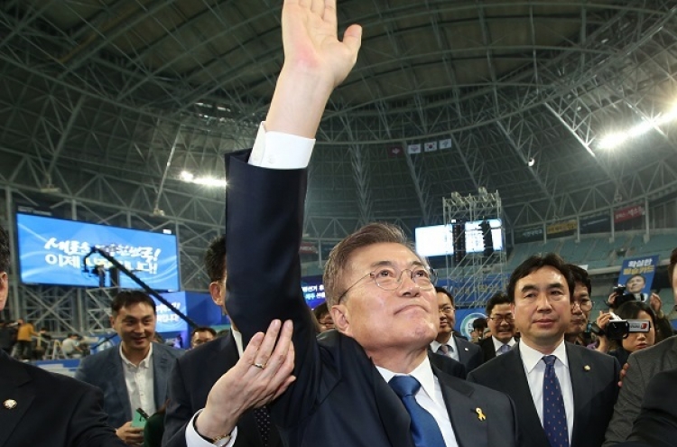 Moon's camp takes issue with unfavorable survey result