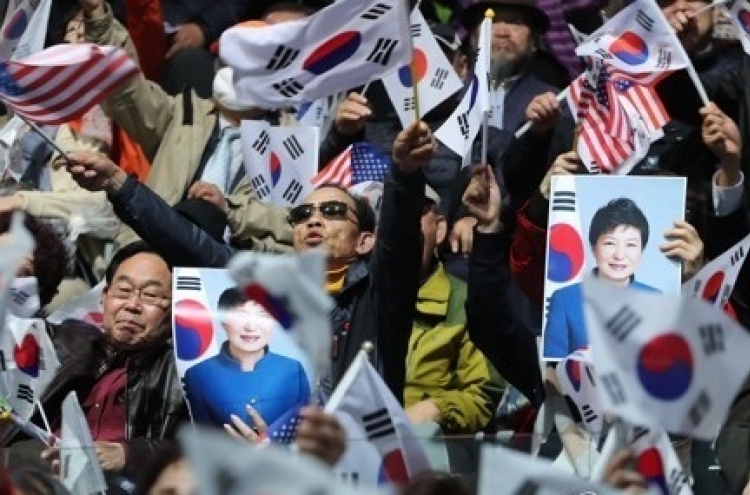Park supporters launch new Saenuri Party