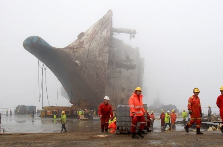 Government struggles to move Sewol onshore