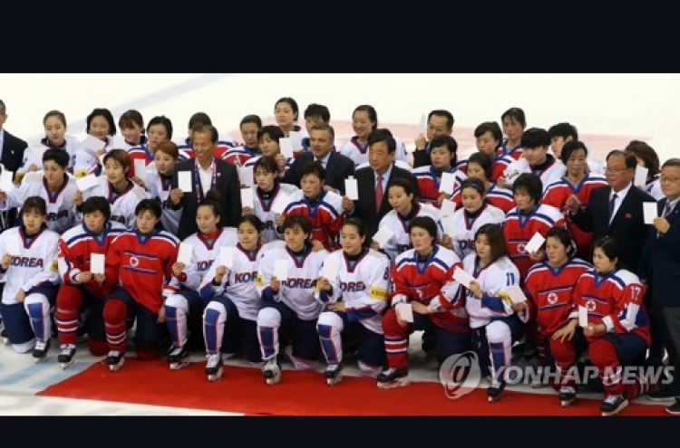 Korean women's hockey players mark UN int'l sport day with gesture of goodwill