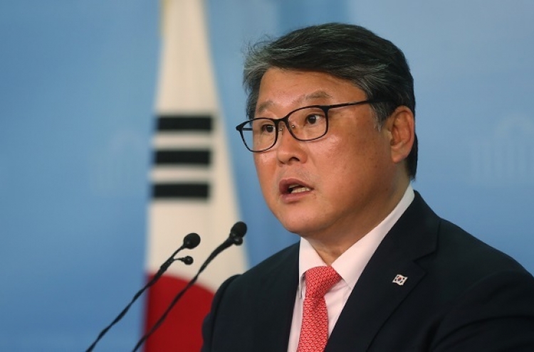 Park loyalist hints at presidential run with revived Saenuri Party
