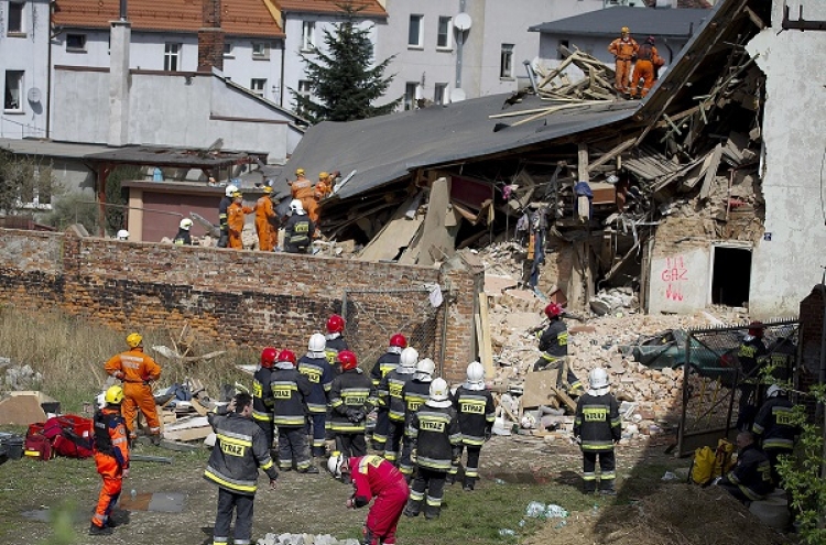 Polish PM vows aid to survivors of apartment collapse