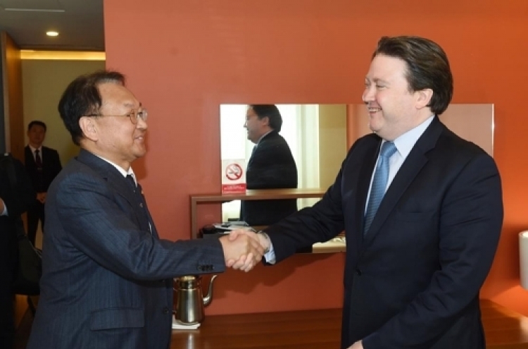 Korea's finance minister meets with acting US ambassador to South Korea