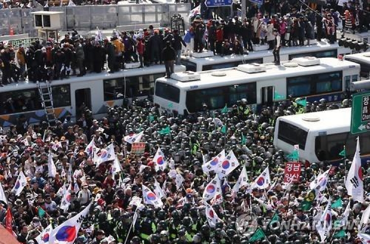 Police raid office of civic group supporting Park over violent rally