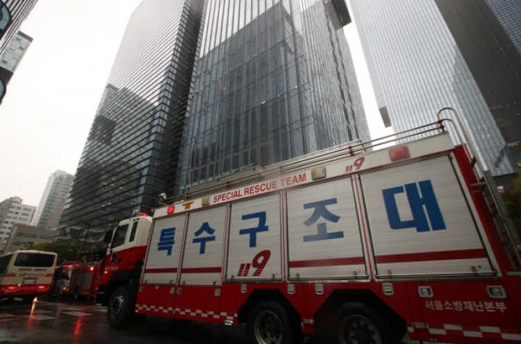 [Photo News] Rescue team evacuates Samsung workers due to false report