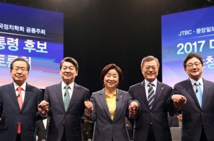 Moon regains clear lead over Ahn in presidential polls