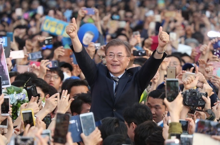 Groups rush to declare support for presidential front-runner Moon