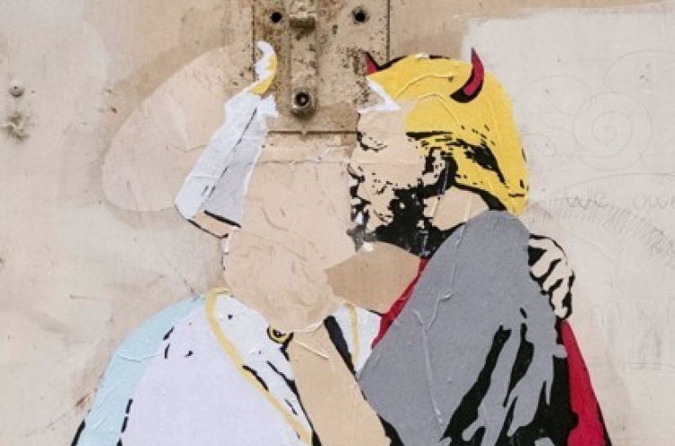 로마에 교황·트럼프 딥키스 벽화…"선은 악을 용서한다"