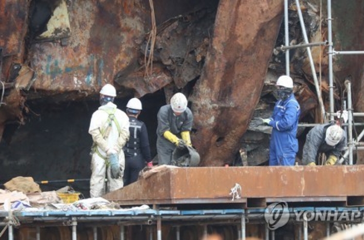 Search team identifies missing student's remains in Sewol ferry
