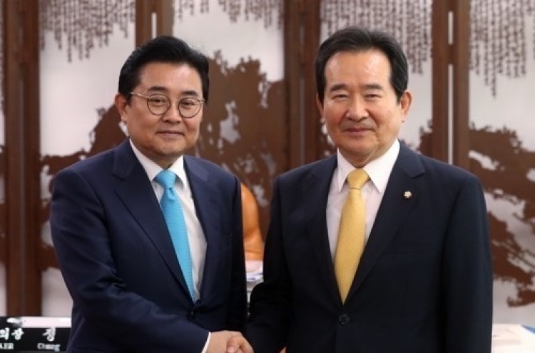 Moon's chief political aide visits parliament to build cooperative ties