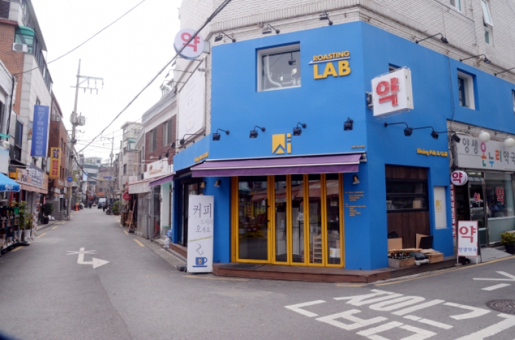 [Seoul Saunter] Sharosugil, where exotic eateries rub shoulders with traditional marketplace
