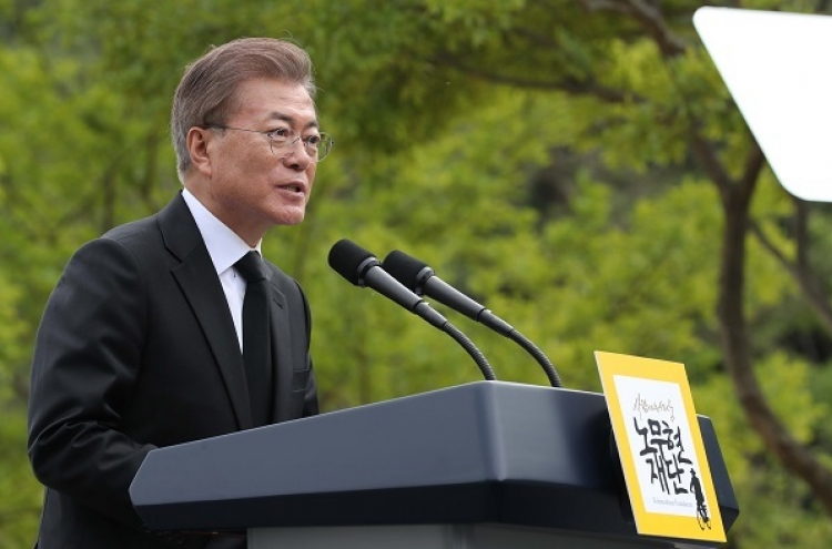 Moon Jae-in calls for unity at Roh Moo-hyun’s memorial