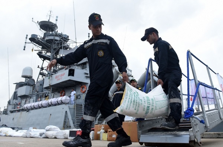 Indian aid arrives as Sri Lanka monsoon toll hits 100