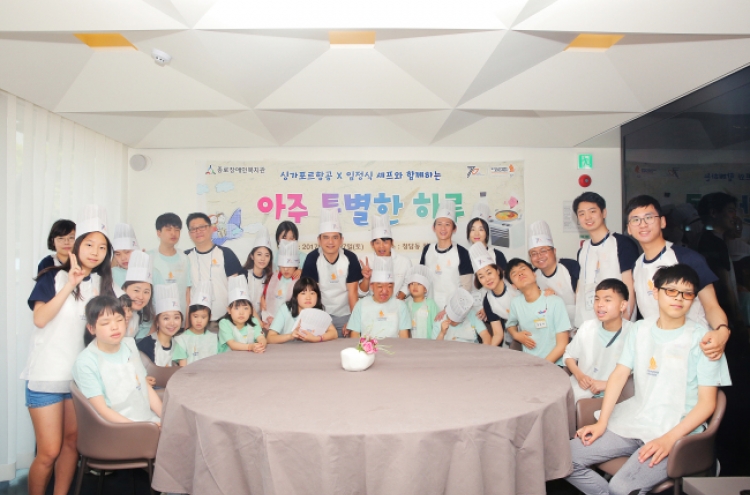 [Photo News] Singapore Airlines hosts cooking class for children with visual impairment