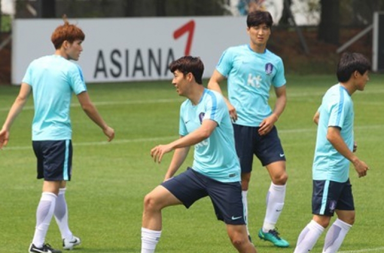 Korean senior nat'l football team members give advice to prospects at U-20 World Cup